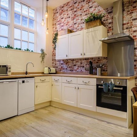 Flat 2, The Old Antiques Warehouse - Free Off-Site Health Club Access With Pool, Sauna, Steam Room & Gym Bowness-on-Windermere Kültér fotó